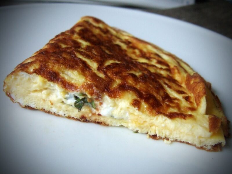 Goat cheese and sundried tomatoes omelette