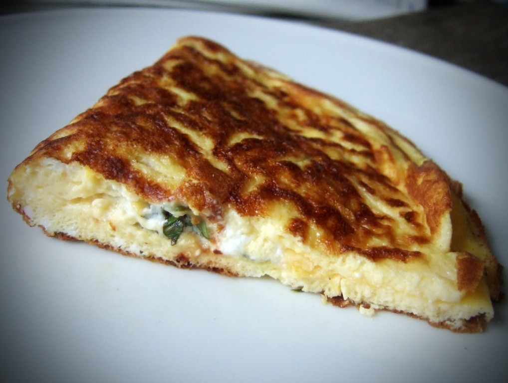 Goat cheese and sundried tomatoes omelette