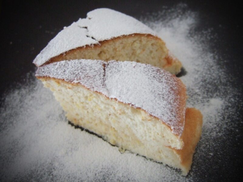 Lemon and prosecco cake