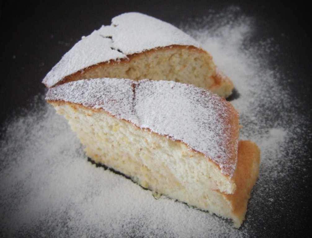 Lemon and prosecco cake