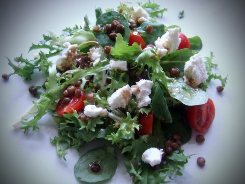 Green salad with lentil and goat cheese