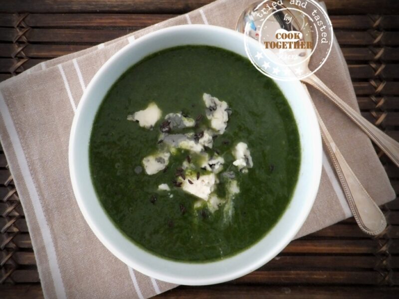 Spinach soup with blue cheese