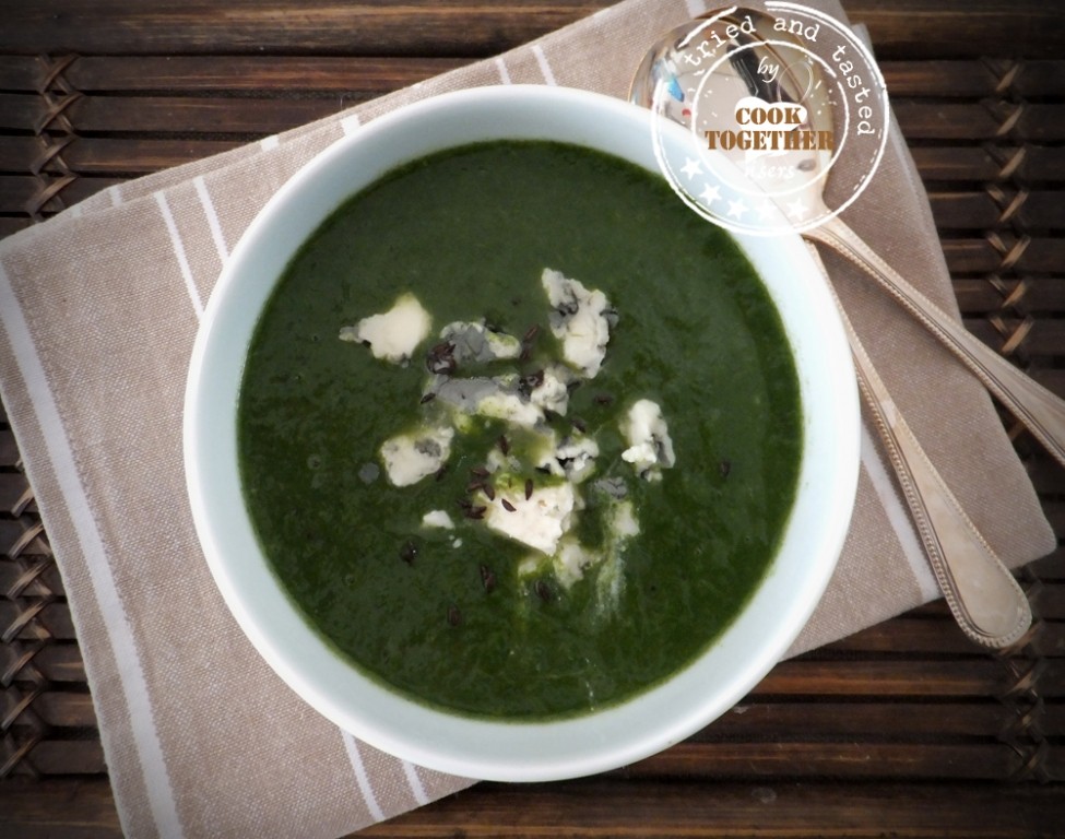 Spinach soup with blue cheese