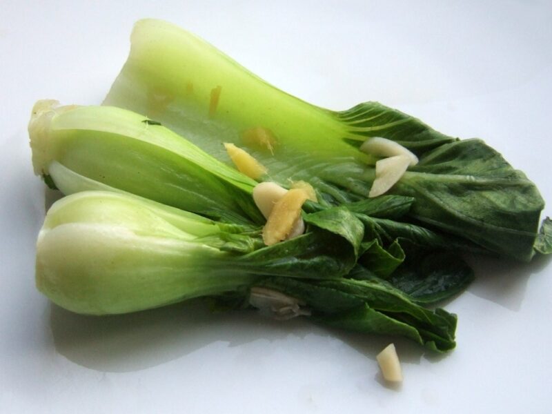 Steamed pak choi with ginger and garlic