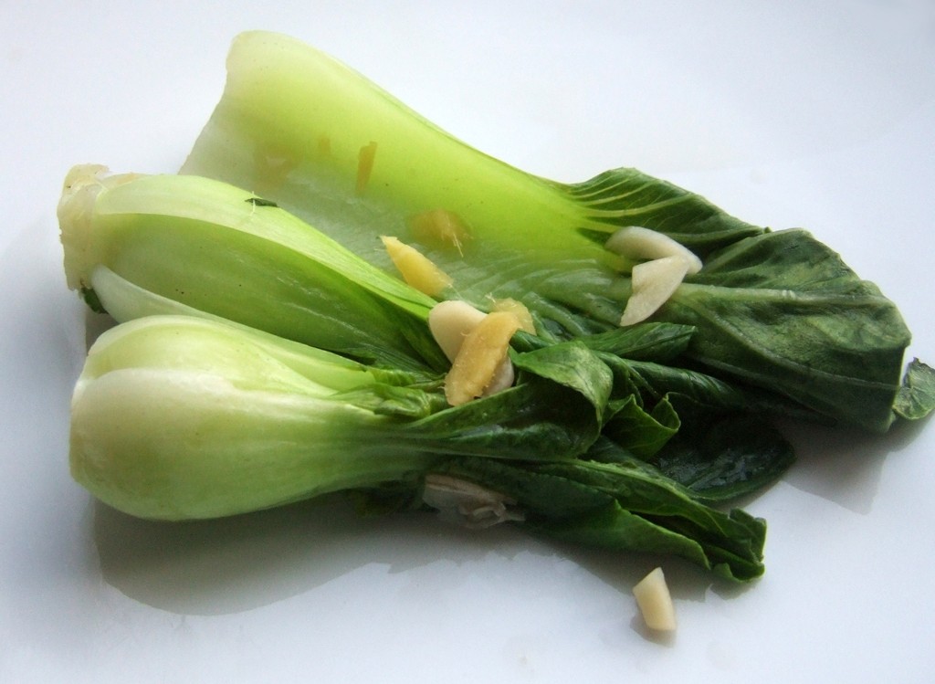 Steamed pak choi with ginger and garlic