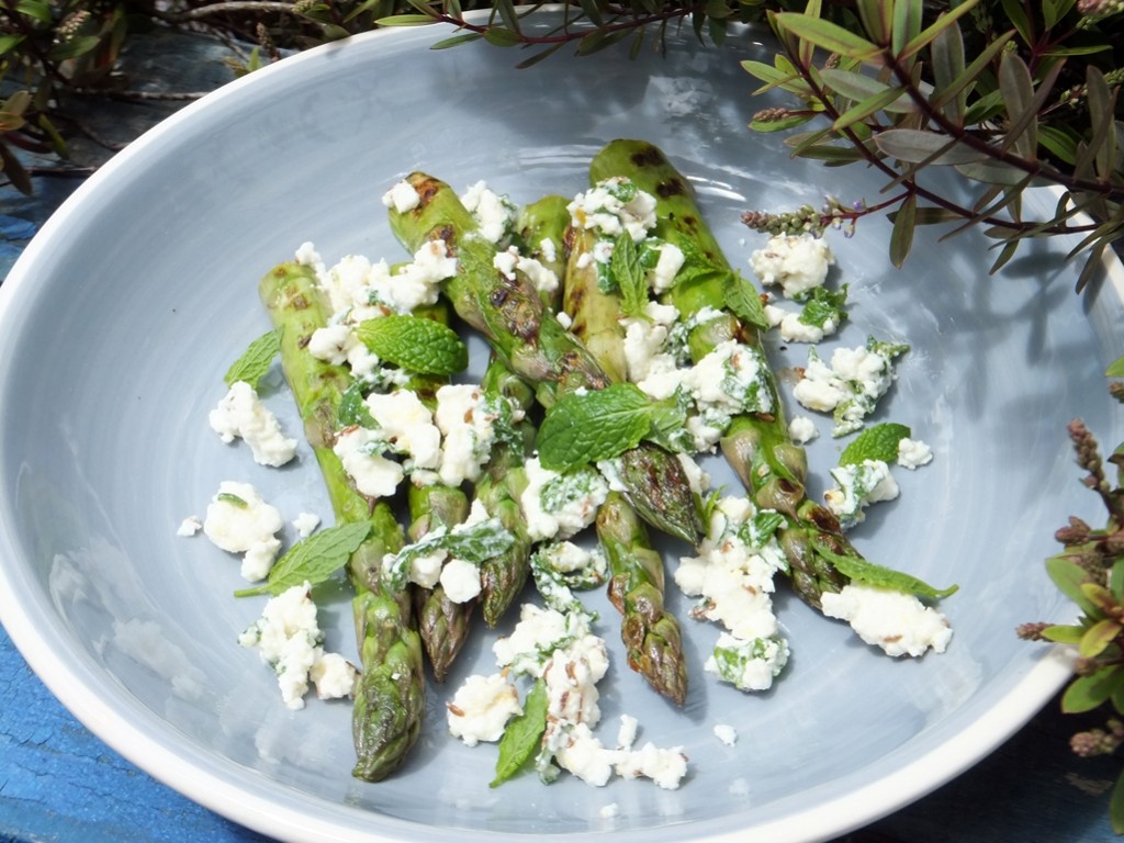 Barbecued asparagus with feta