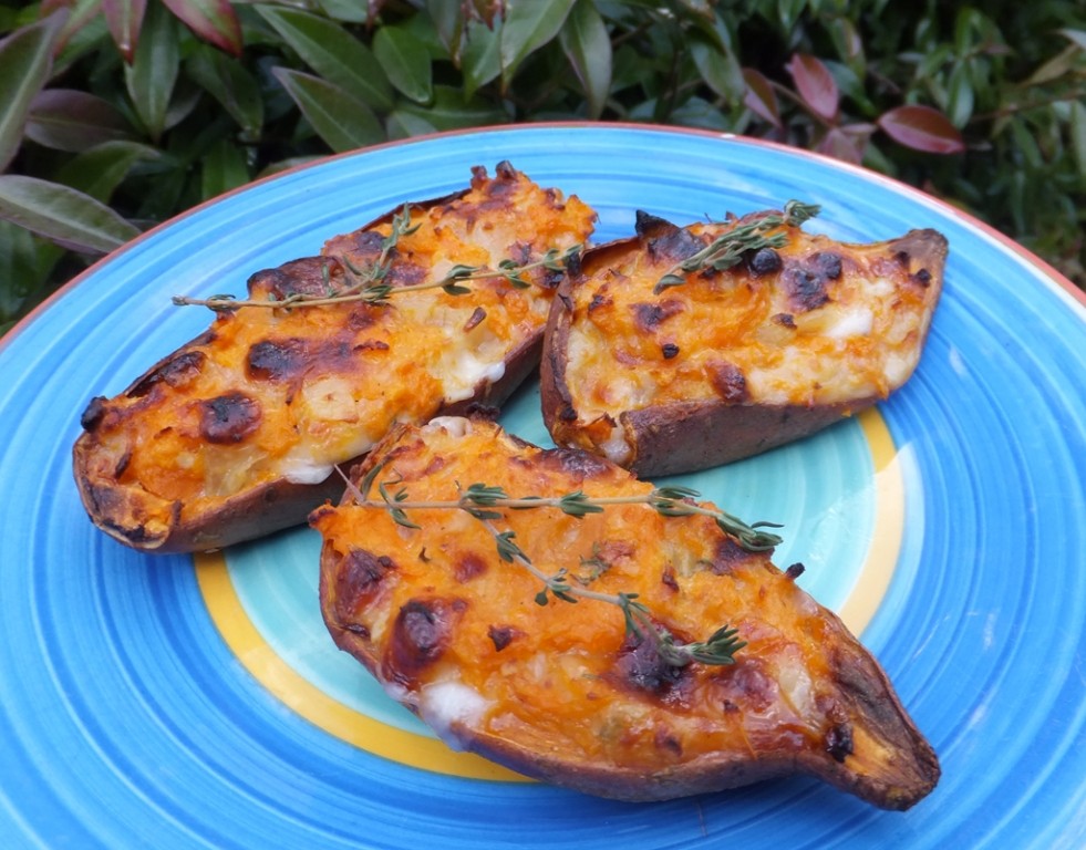 Baked sweet potatoes with goat's cheese