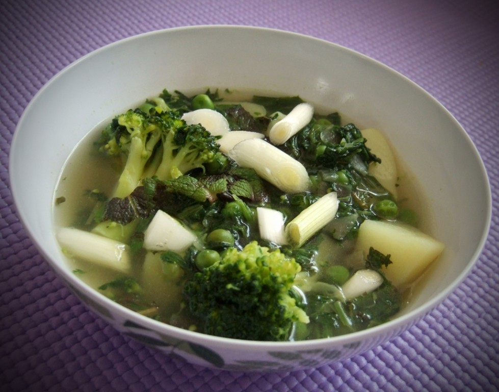 Broccoli, pea & spinach soup