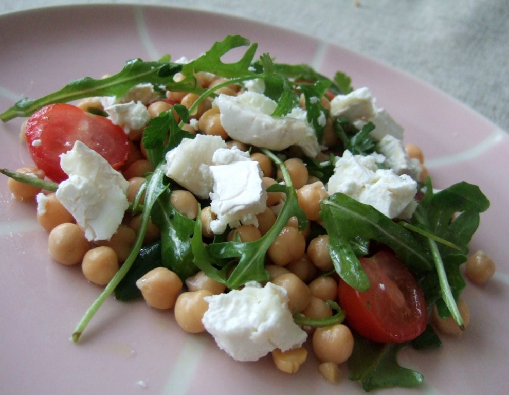 Chickpea, tomato and goat's cheese salad