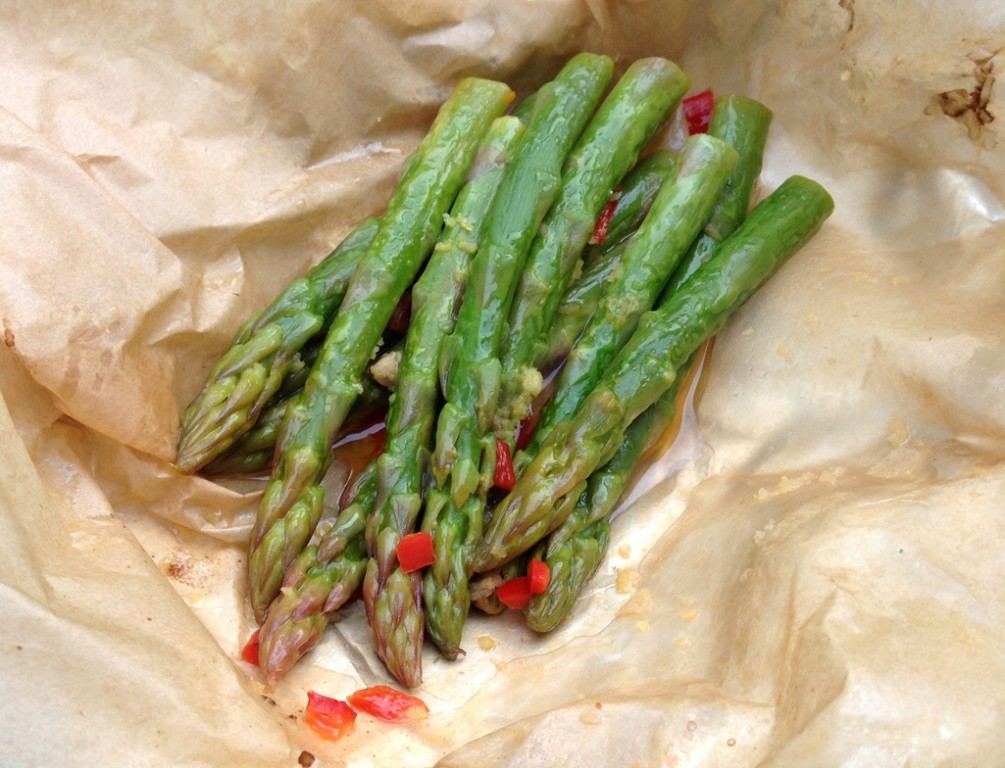 Grilled asparagus in foil