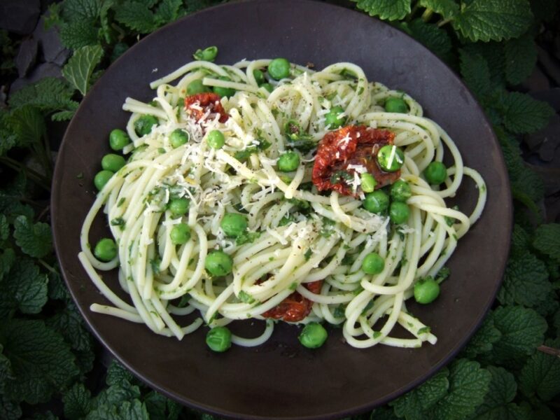 Spaghetti with rocket pesto and peas