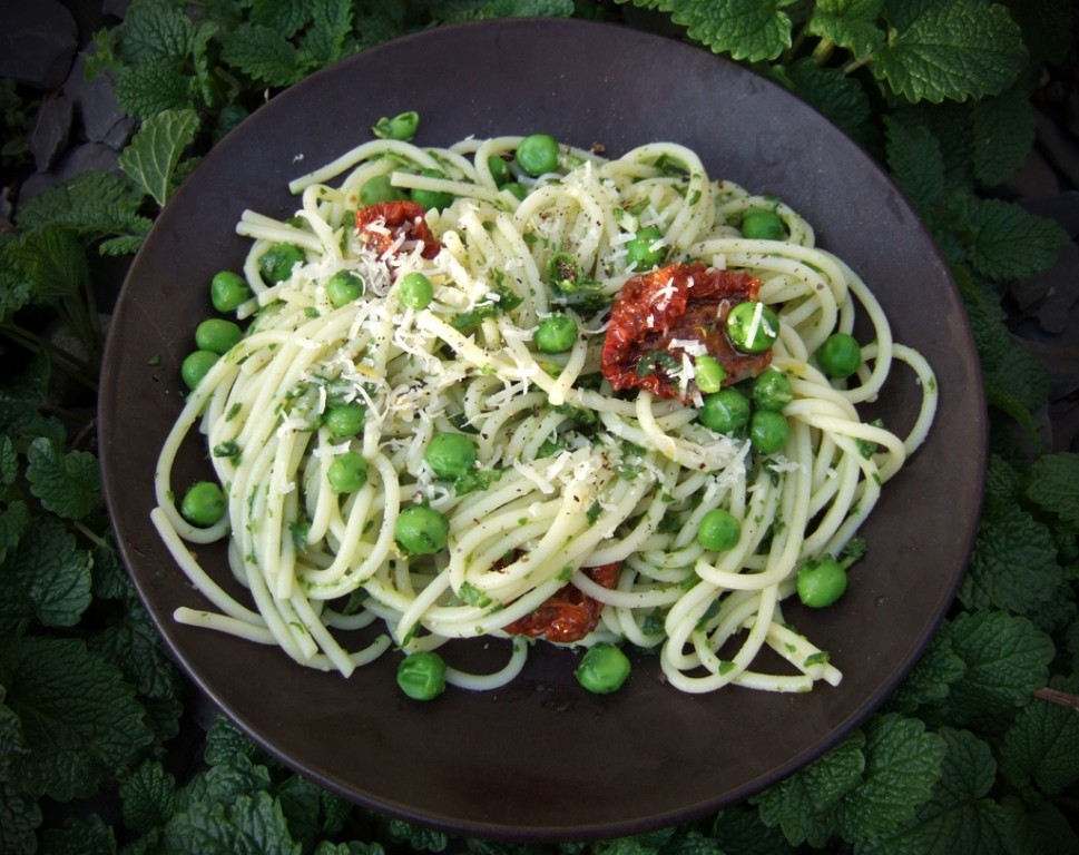 Spaghetti with rocket pesto and peas