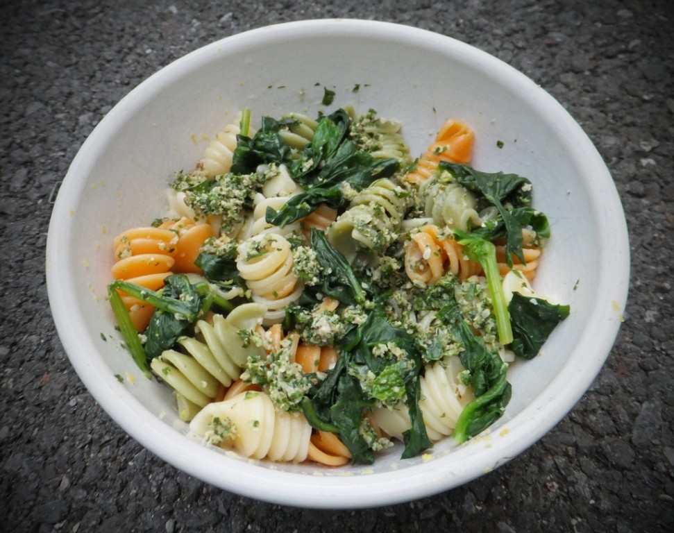 Pasta with spinach and walnut pesto