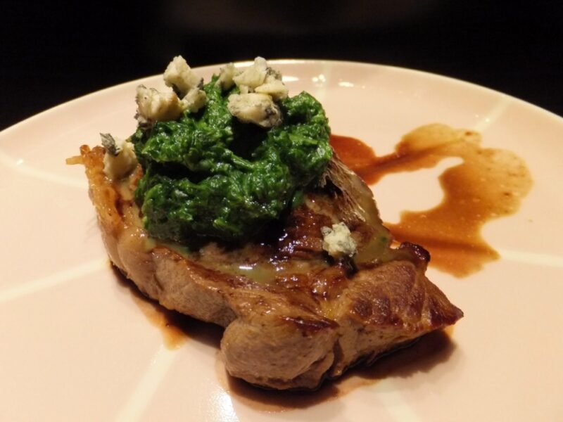 Steak with spinach & blue cheese