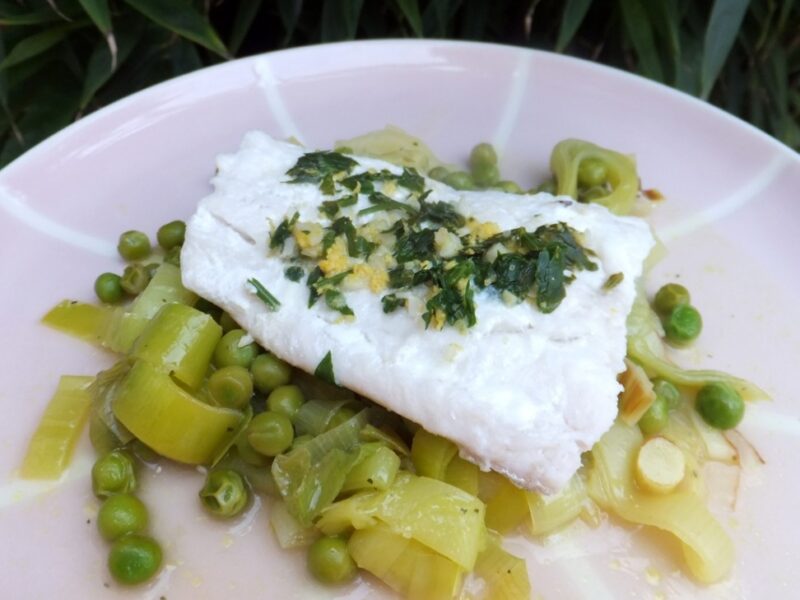 Steamed fish with leek and peas