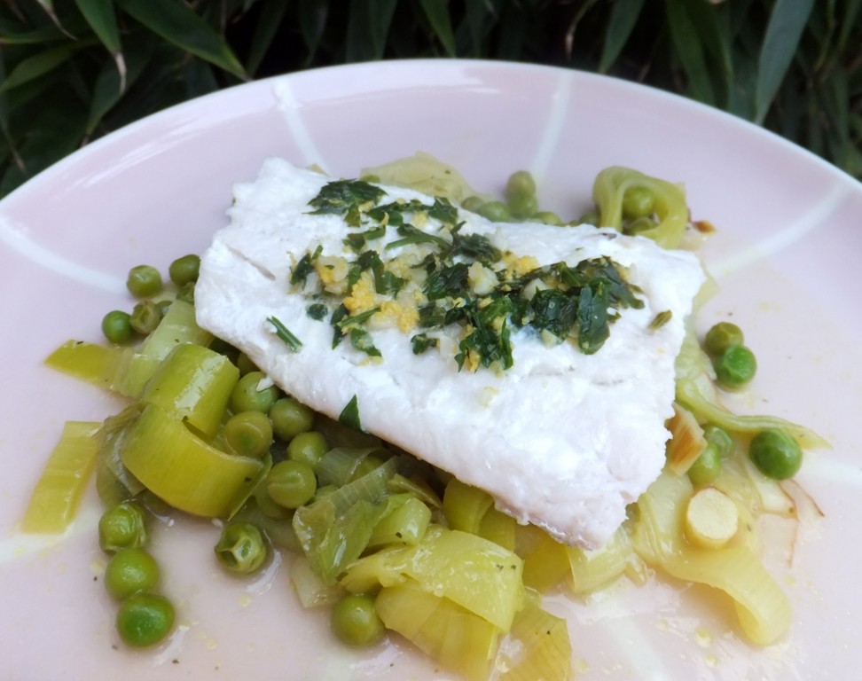 Steamed fish with leek and peas