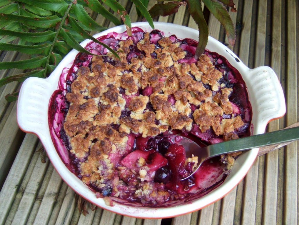 Apple and blueberry crumble