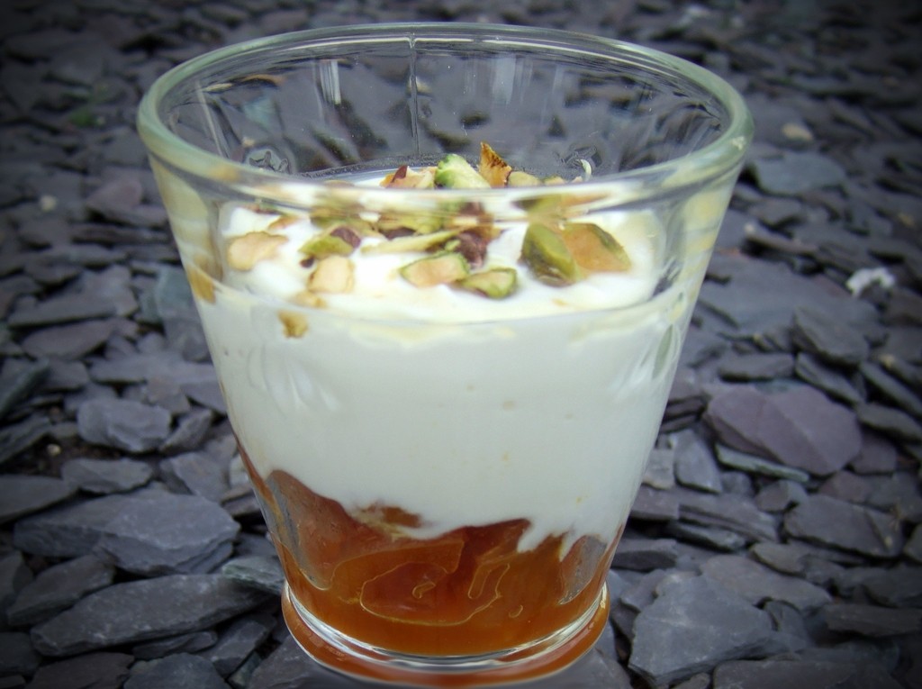 Apricot, yoghurt and pistachio pot