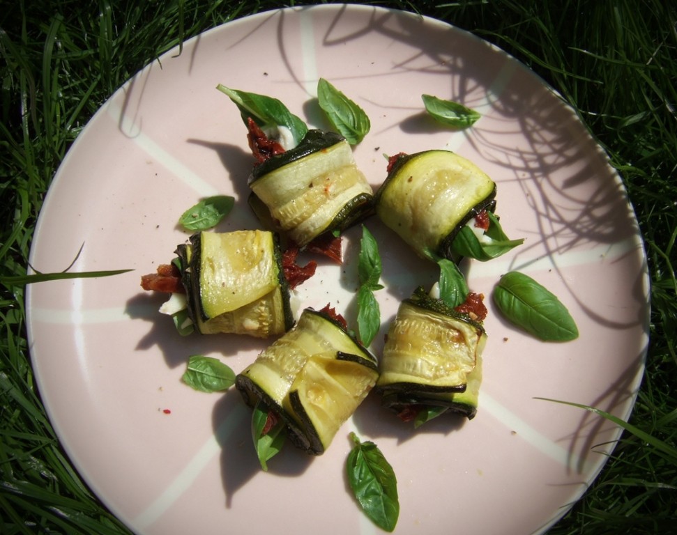 Grilled zucchini rolls