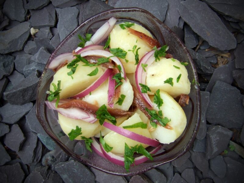 Potato salad with onion and anchovies