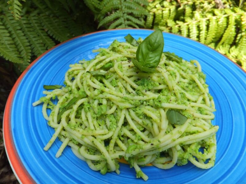 Spaghetti with pea pesto