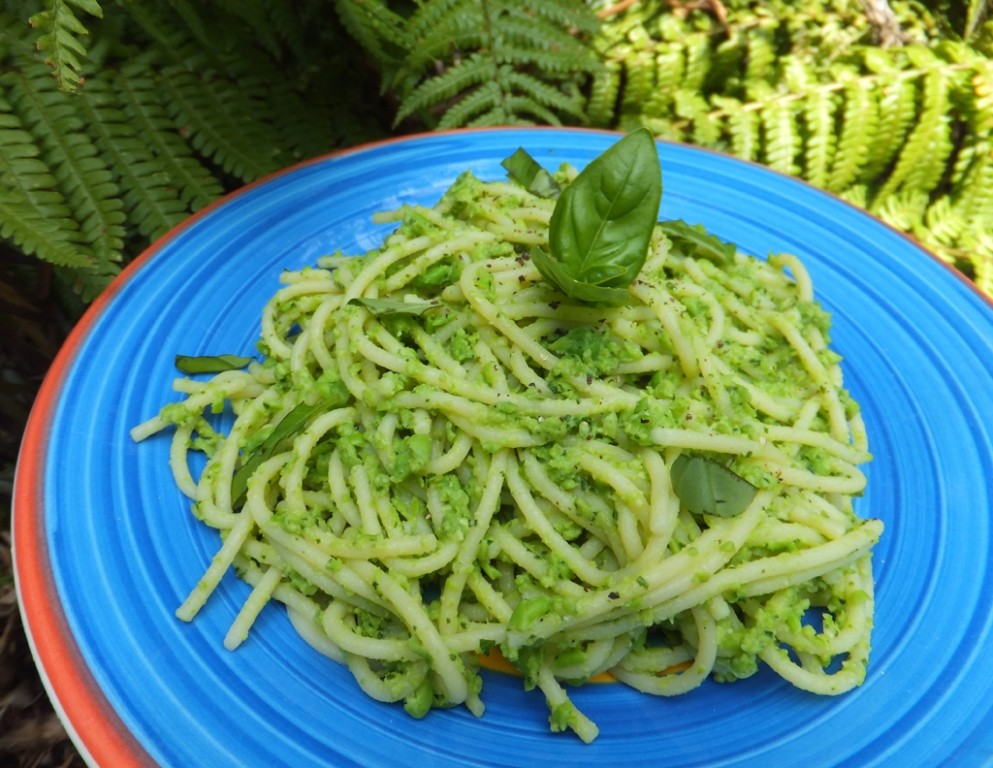 Spaghetti with pea pesto