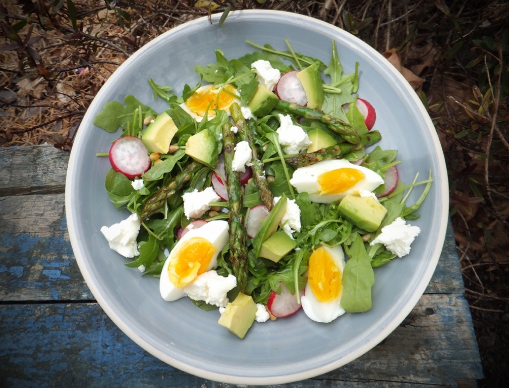 Summer green salad with egg and goats' cheese