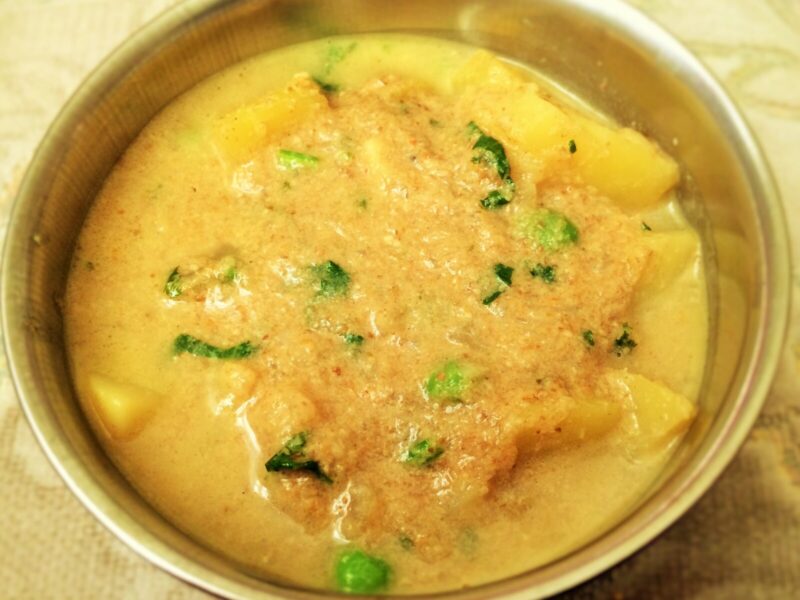 Aloo Kurma (Potato in coconut gravy)