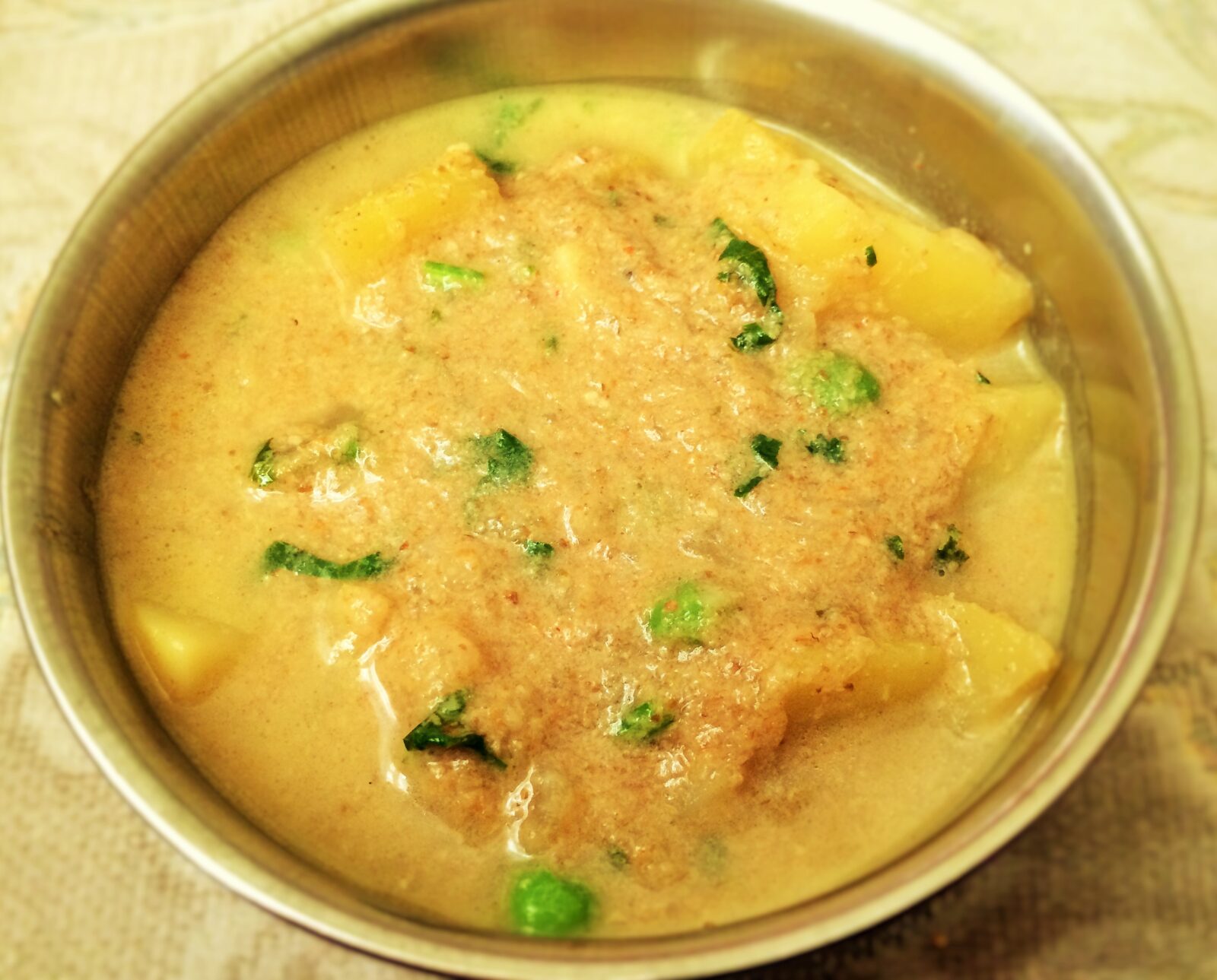 Aloo Kurma (Potato in coconut gravy)