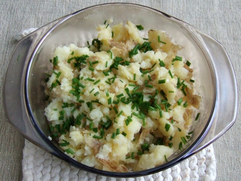 Crushed potatoes with garlic