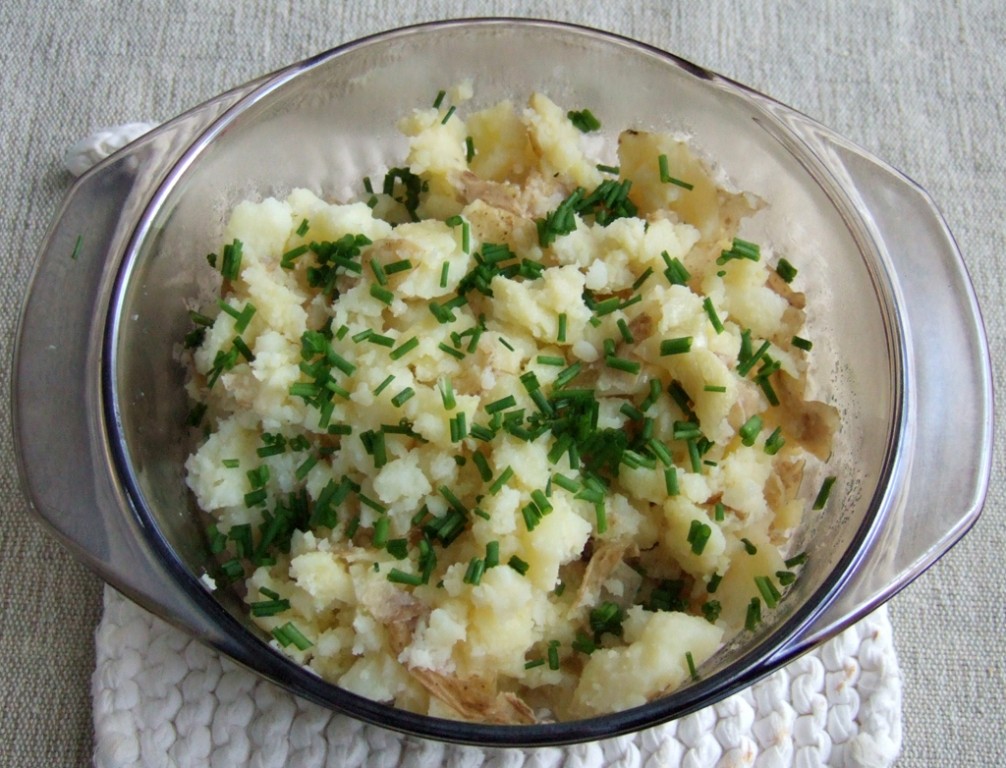 Crushed potatoes with garlic