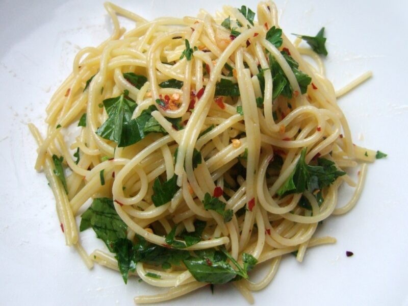 Spaghetti with garlic and oil