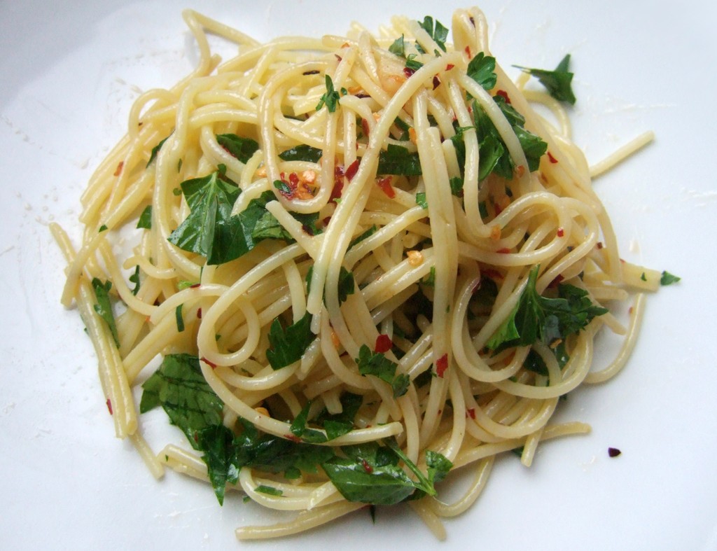 Spaghetti with garlic and oil