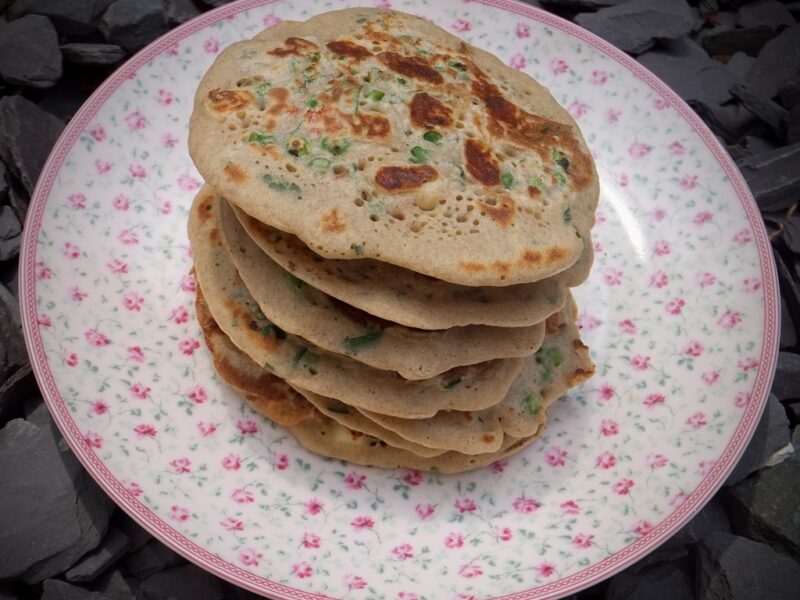 Drop scones with peas & halloumi