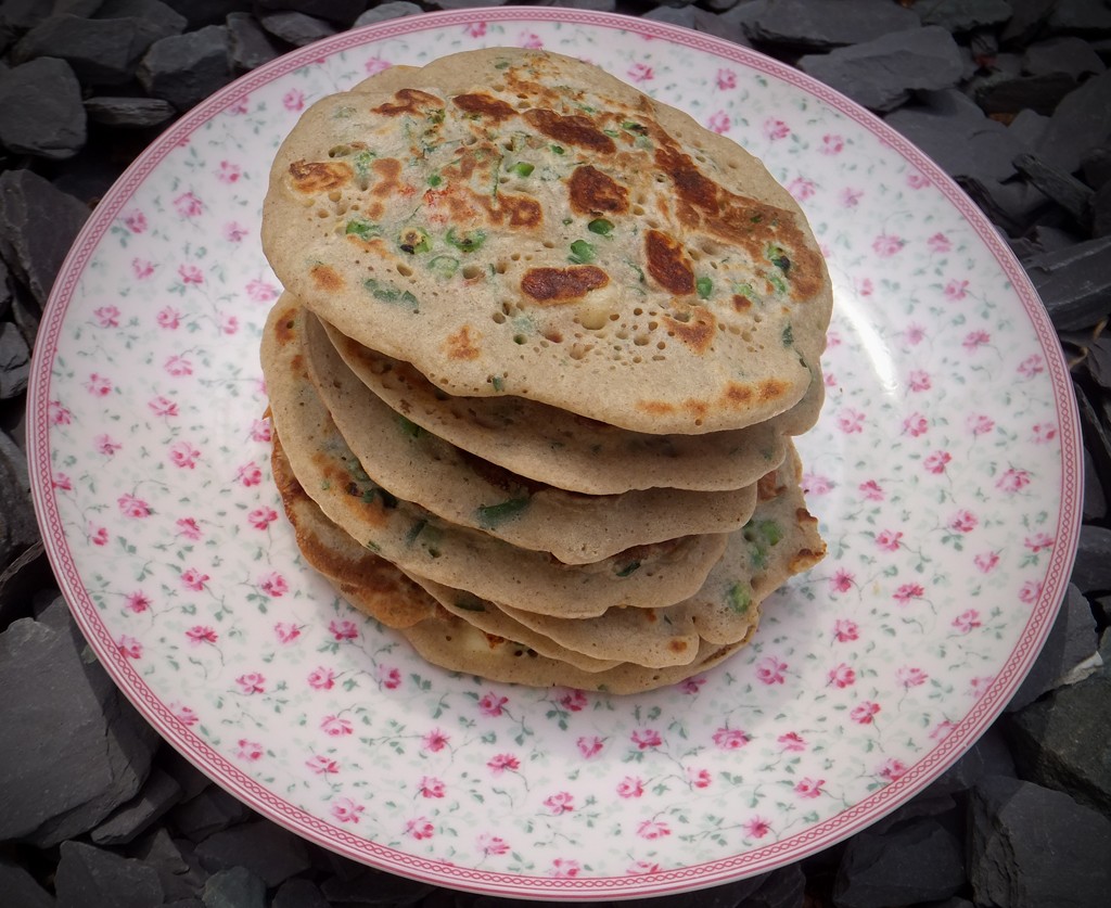 Drop scones with peas & halloumi