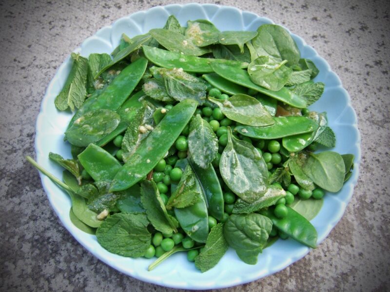 Blanched pea & spinach salad