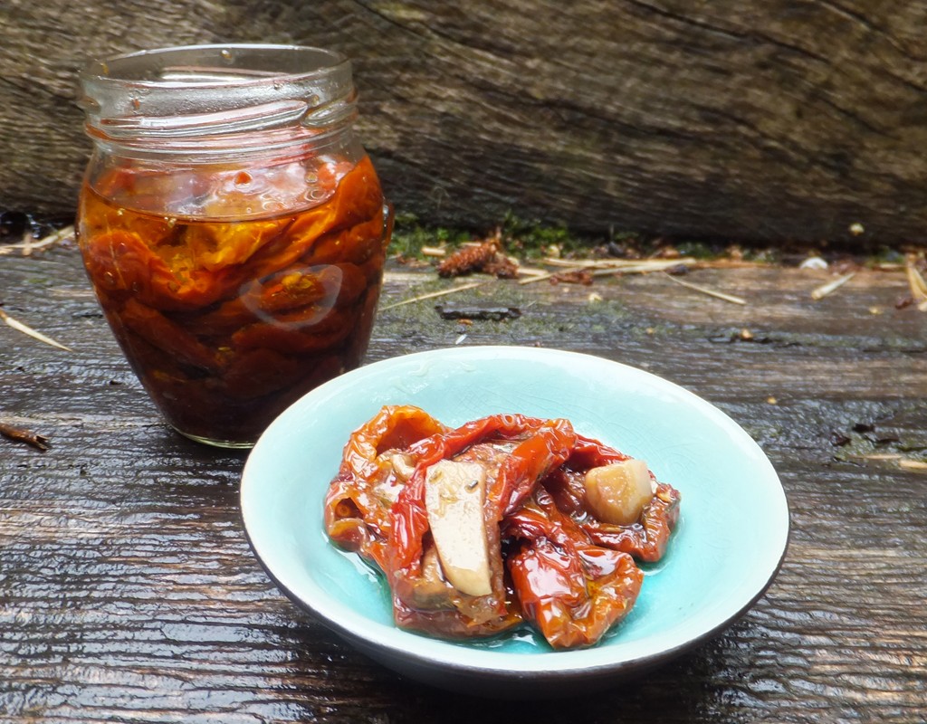 Sundried tomatoes in olive oil