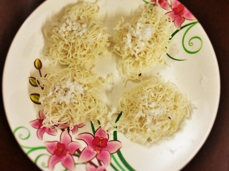 Steamed rice noodles (Nool puttu)