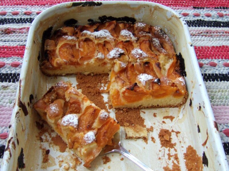 Apricot traybake