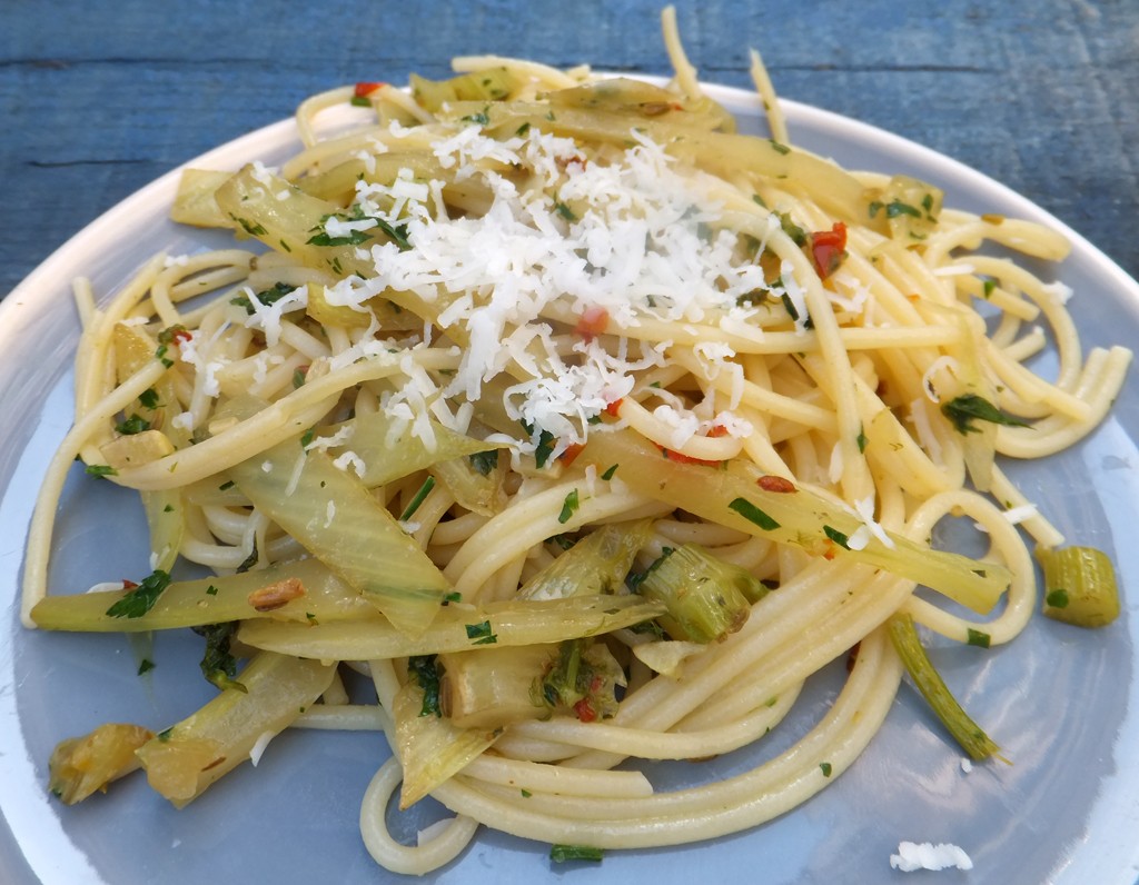 Spaghetti with fennel and chili