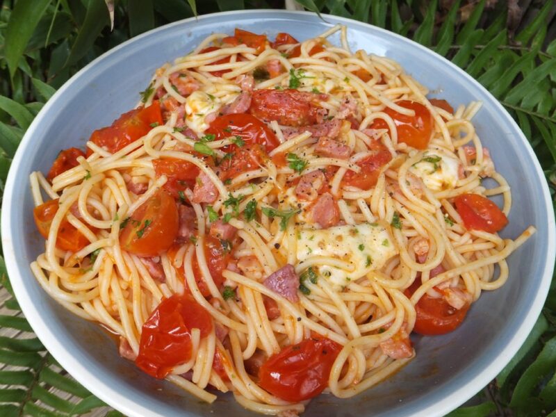 Spaghetti with pancetta and tomato