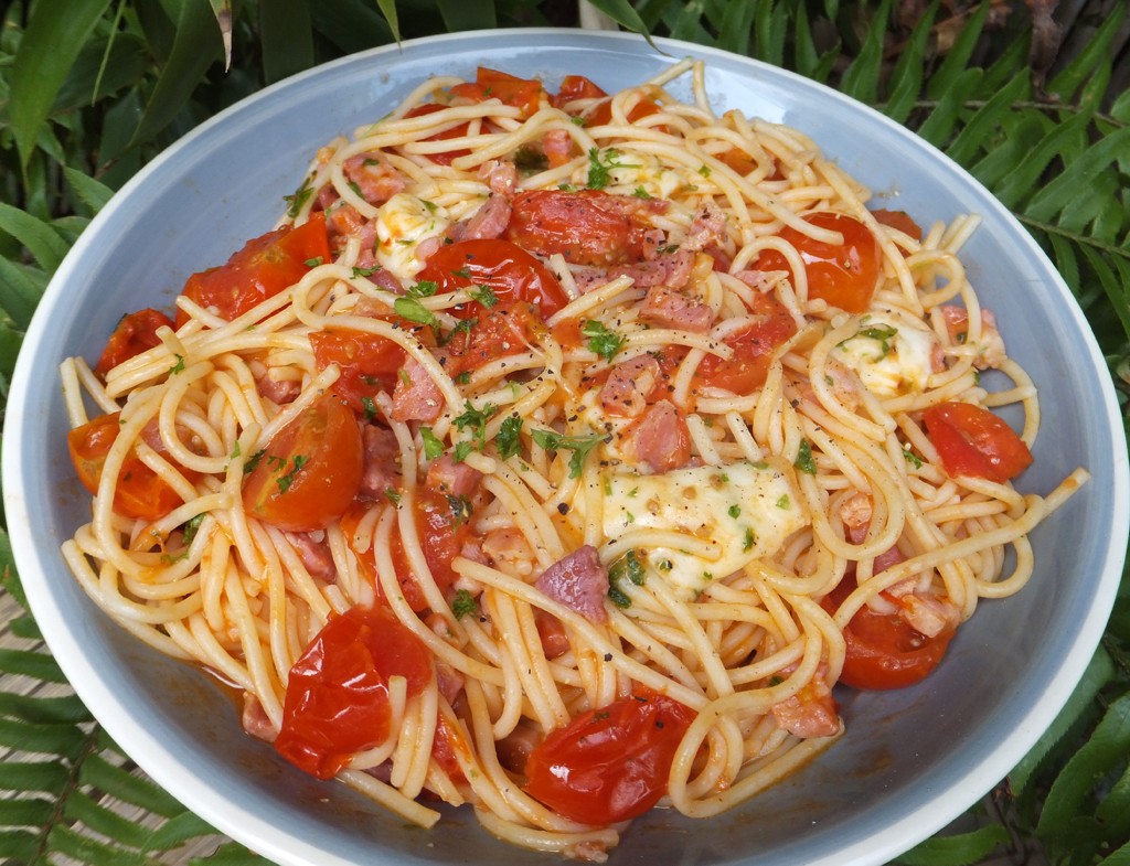 Spaghetti with pancetta and tomato