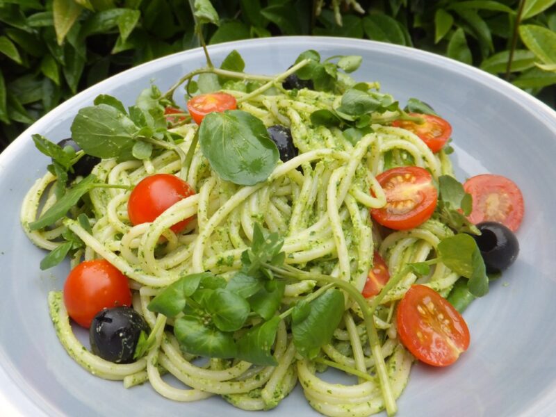 Spaghetti with watercress pesto and tomatoes