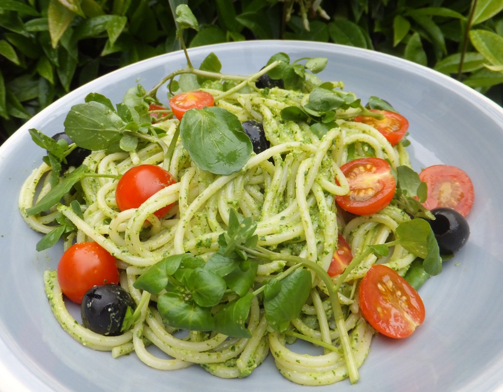 Spaghetti with watercress pesto and tomatoes