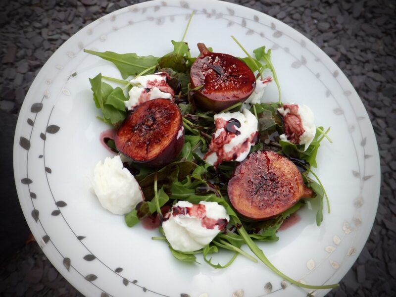 Figs & mozzarella salad with port sauce