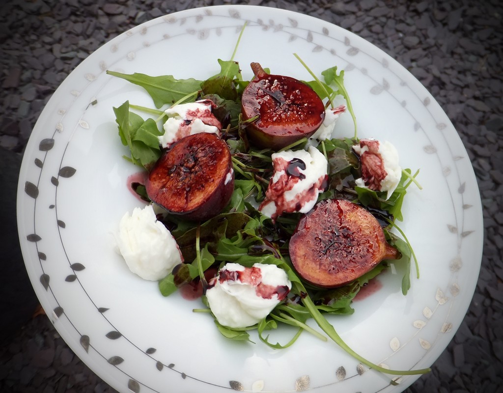 Figs & mozzarella salad with port sauce