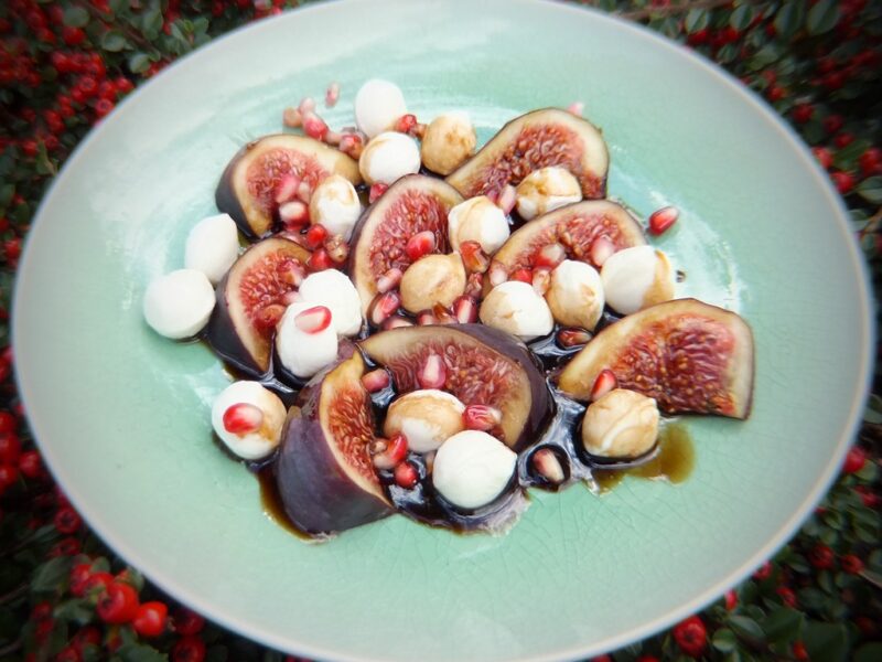 Mozzarella balls with figs