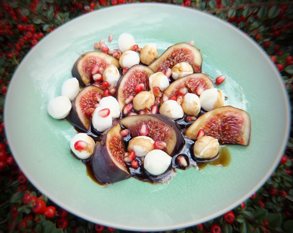 Mozzarella balls with figs