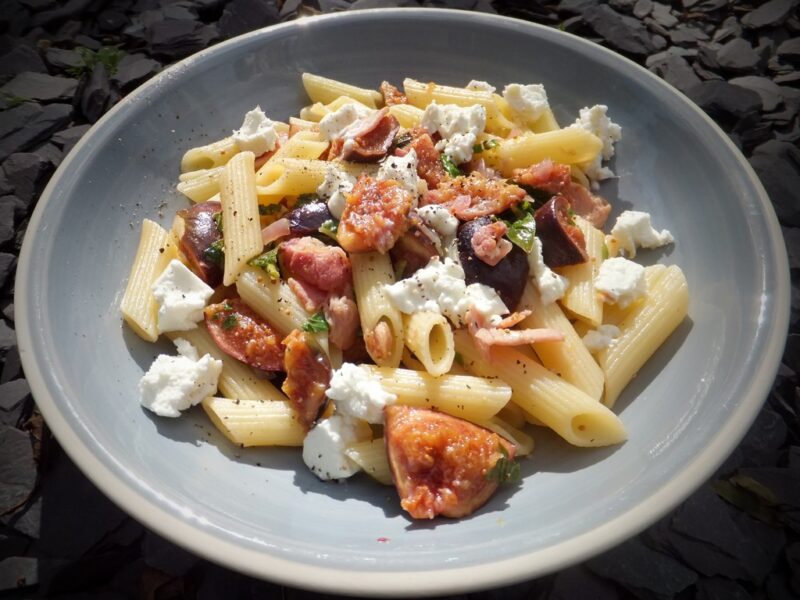 Pasta with figs and pancetta