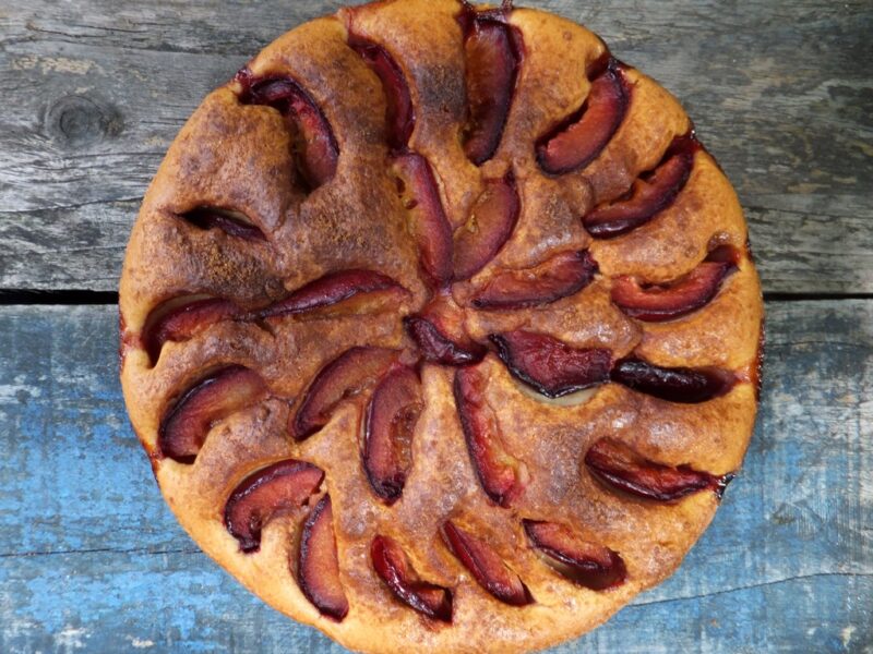 Plum cake with cinnamon-sugar